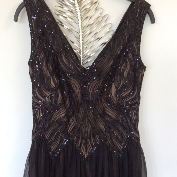 A beautiful party dress - Picture 2 of 3